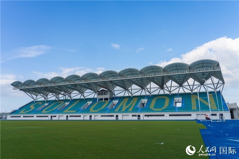 2023年9月12日，位于所羅門群島首都霍尼亞拉的由中土公司承建的中國(guó)援所羅門群島2023年太平洋運(yùn)動(dòng)會(huì)體育場(chǎng)館。人民網(wǎng) 賀吉攝