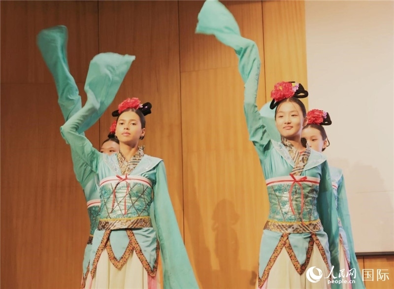 兩國文化志愿者共同表演中國傳統(tǒng)舞蹈。人民網(wǎng)記者 陳海琪攝