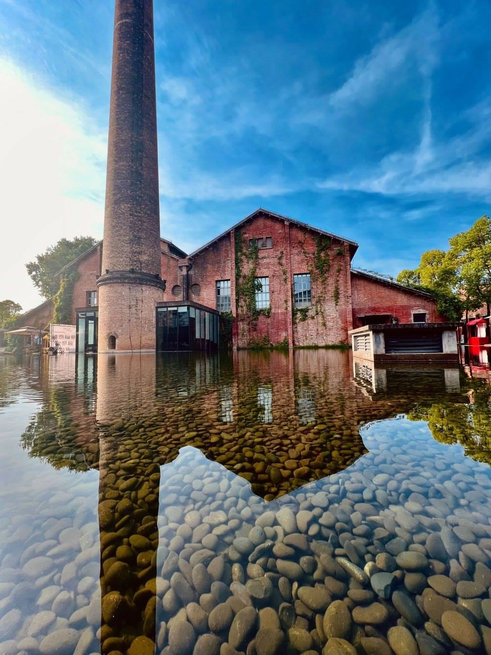 ↑景德鎮(zhèn)陶溪川文創(chuàng)街區(qū)一景（2023年5月15日攝）。