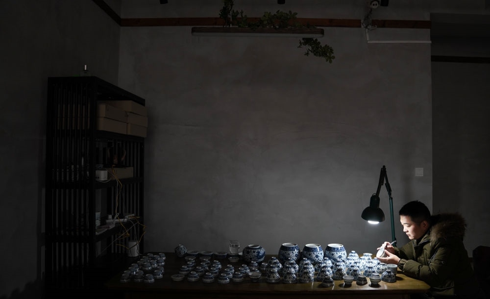 ↑ 2020年12月23日，手工陶瓷制作者在工作室檢測成品。