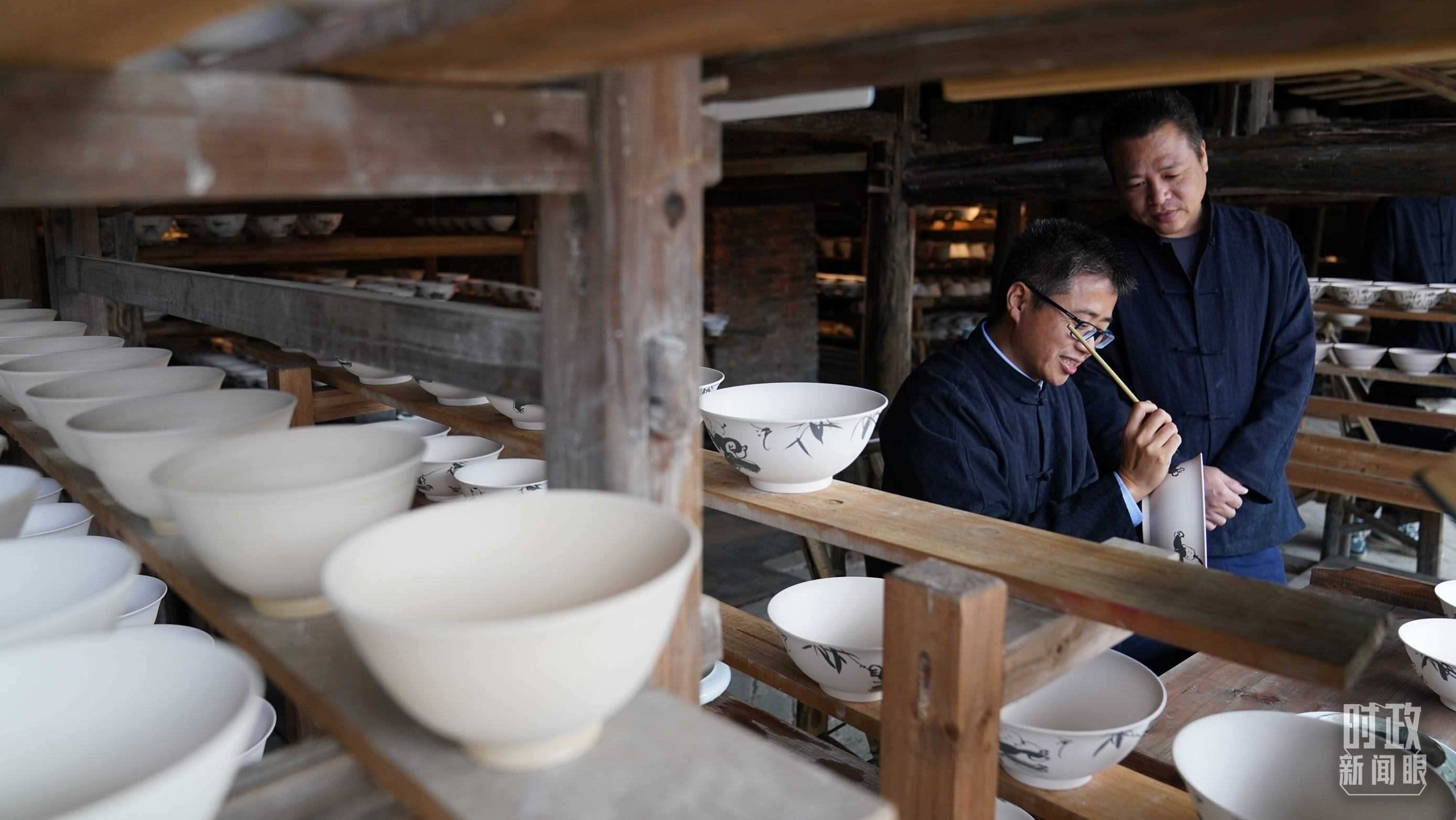 △非遺傳承人正在繪制瓷器。（總臺國廣記者李晉拍攝）