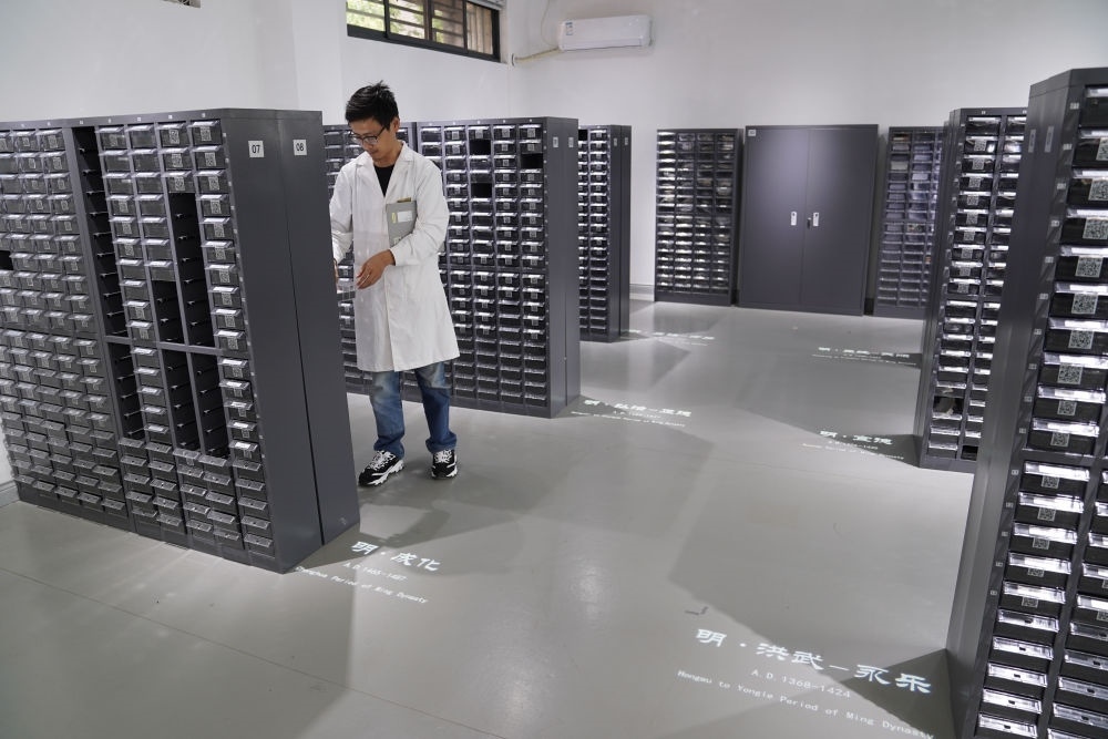 ↑工作人員在古陶瓷基因庫里工作（2023年5月16日攝）。
