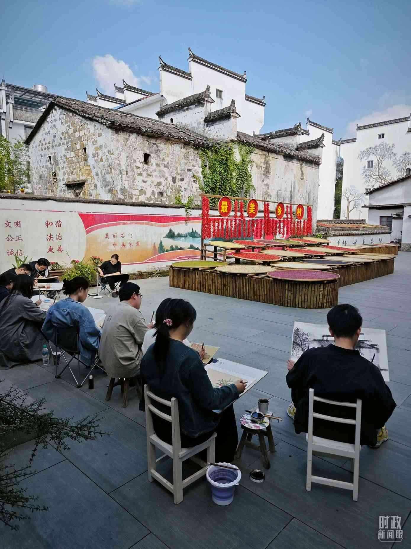 △來自中國美術學院的同學在石門村寫生。（總臺央視記者郁振一拍攝）