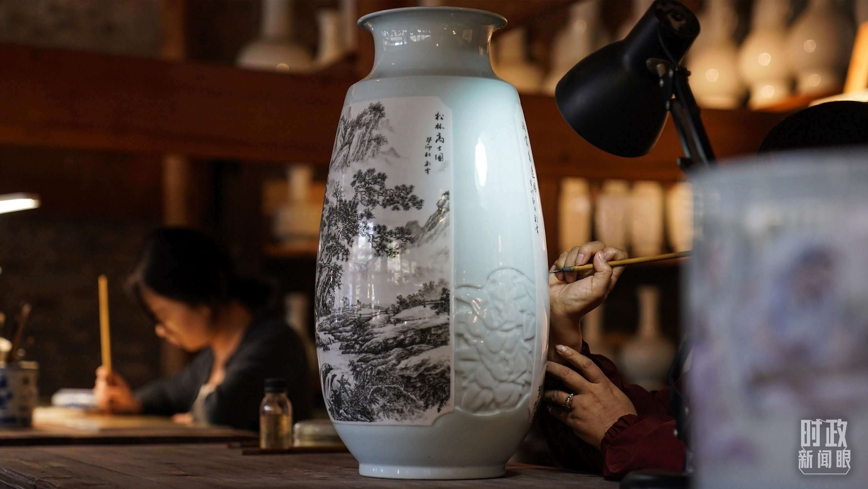 △陶瓷畫師正在繪制瓷器。（總臺國廣記者李晉拍攝）