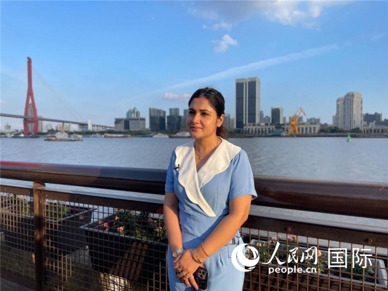 孟加拉國(guó)Channel24電視頻道主持人伊斯拉特·阿敏在上海市楊浦濱江接受采訪。 人民網(wǎng)記者 張榮攝