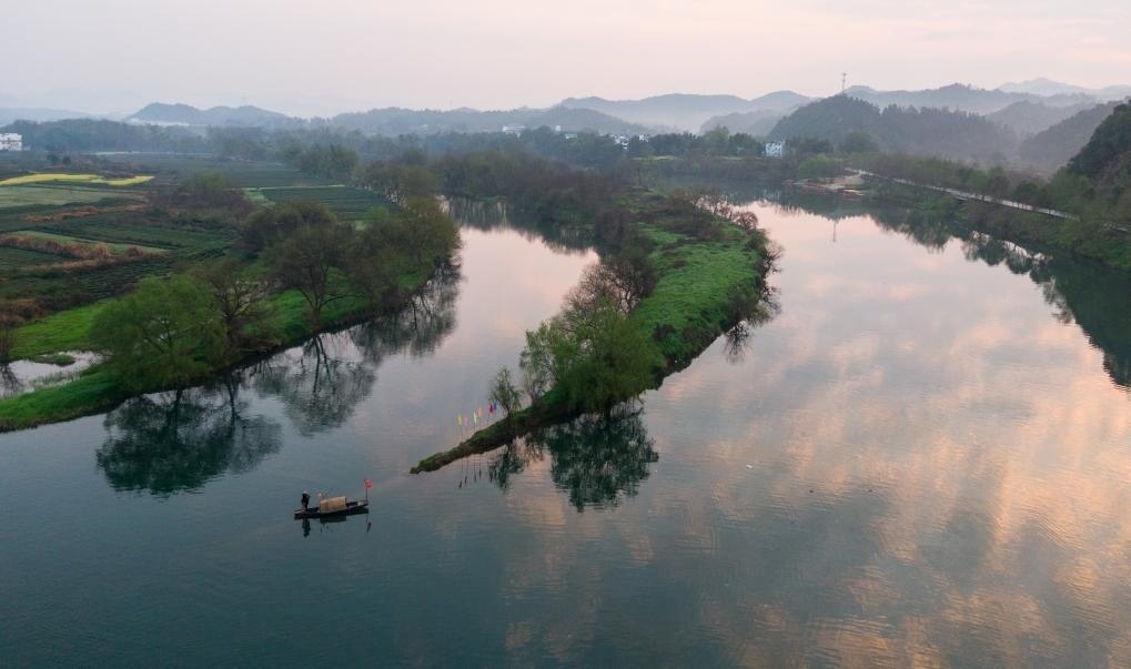 2021年3月15日拍攝的婺源月亮灣旅游公園，石門自然村坐落于此。新華社記者 胡晨歡 攝