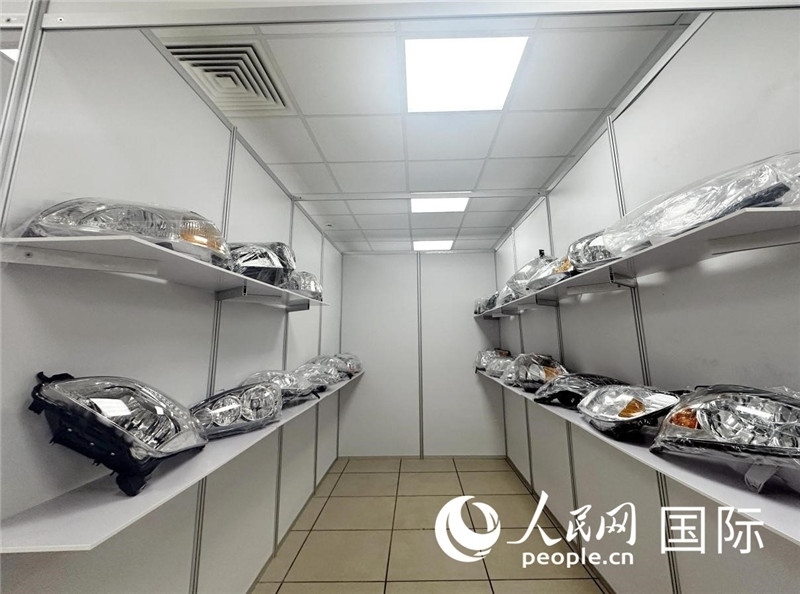 在位于莫斯科格林伍德國際貿(mào)易中心的浙江寧波優(yōu)質(zhì)商品展銷中心內(nèi)，展示著來自浙江寧波慈溪市的汽車配件樣品。人民網(wǎng)記者 申佳平攝