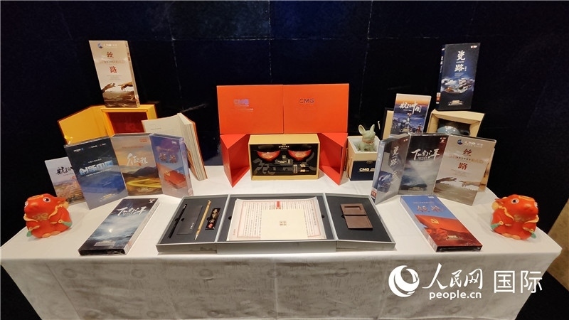 中央廣播電視總臺(tái)精品節(jié)目及文創(chuàng)產(chǎn)品展臺(tái)。人民網(wǎng) 蔣曉辰攝