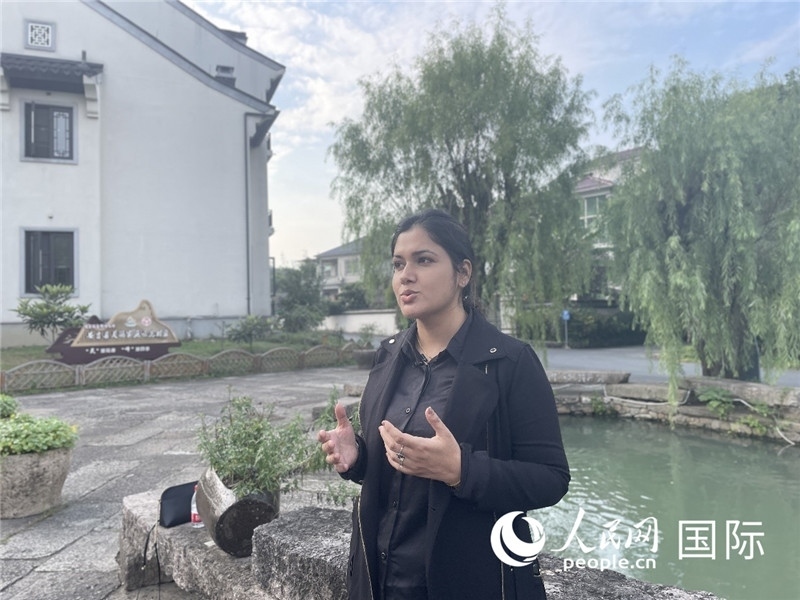 孟加拉國(guó)Channel 24電視頻道主持人伊斯拉特·阿敏在安吉接受記者采訪。人民網(wǎng)記者 張榮攝