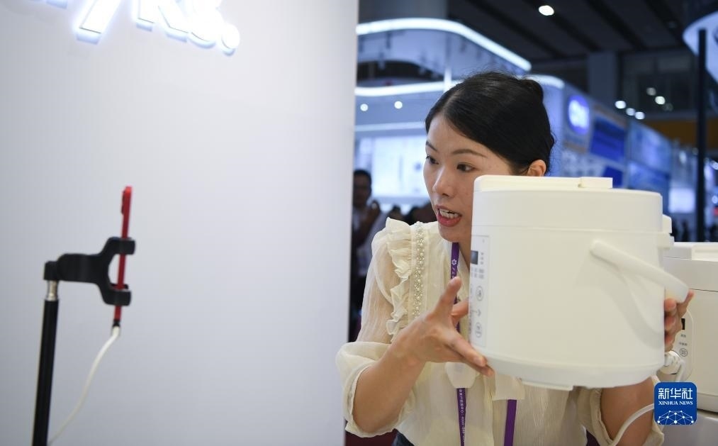 10月15日，參展的工作人員在展臺直播介紹家電產(chǎn)品。新華社記者 鄧華 攝