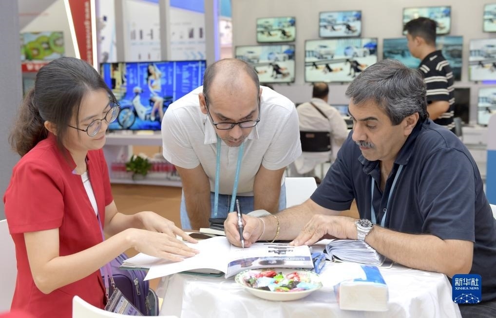 10月15日，客商在廣交會上洽談業(yè)務。新華社記者 盧漢欣 攝