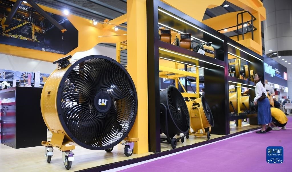 10月15日，參觀者在了解一家美國參展商的產(chǎn)品。新華社記者 鄧華 攝