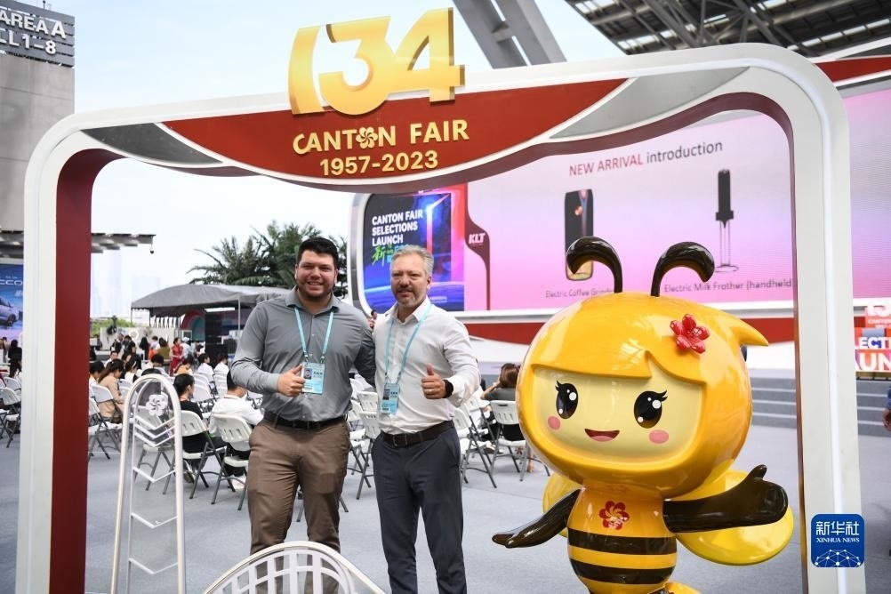 10月15日，來自巴西的采購商在廣交會上合影。新華社記者 鄧華 攝