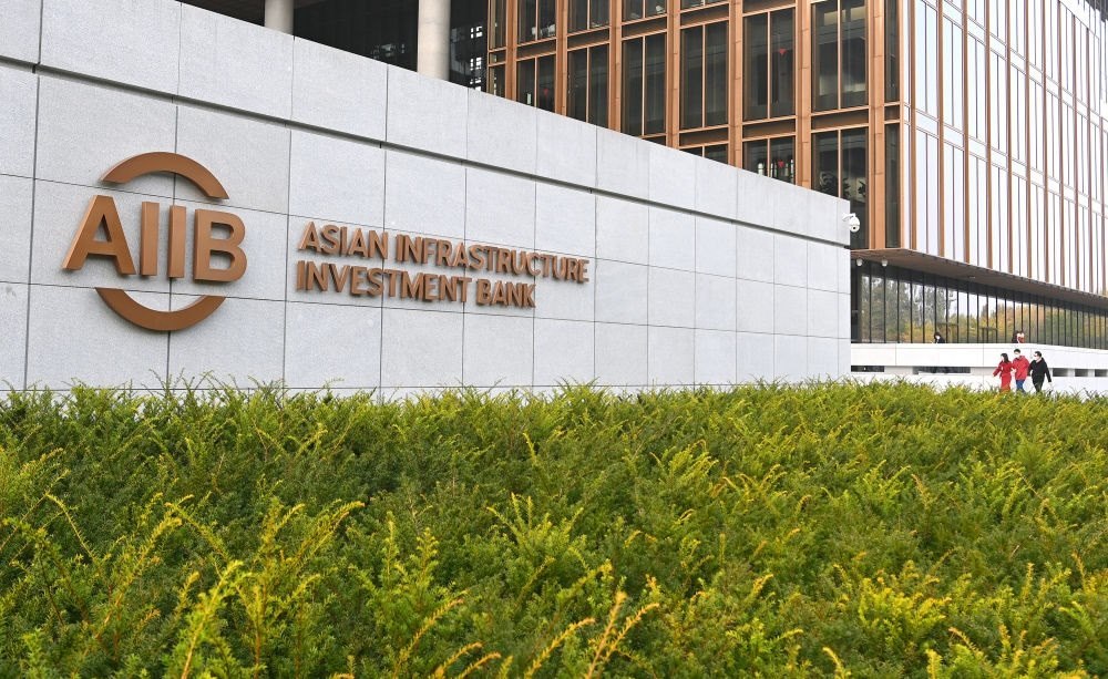 這是亞洲基礎(chǔ)設(shè)施投資銀行（亞投行）標(biāo)志（2021年10月25日攝）。新華社記者 李賀 攝