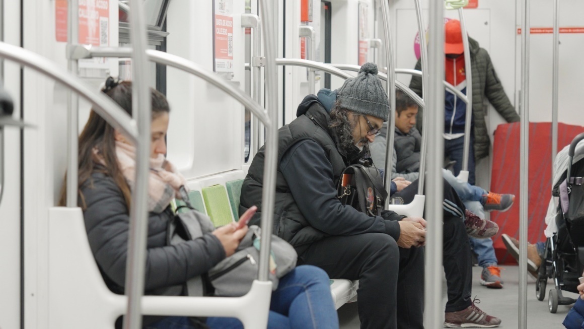 阿根廷布宜諾斯艾利斯市，乘客們乘坐A線地鐵從郊區(qū)前往市內(nèi)。人民網(wǎng)記者 張若涵攝