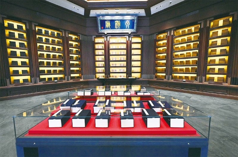 建設(shè)中國(guó)國(guó)家版本館，是以習(xí)近平同志為核心的黨中央作出的重大決策，是文明大國(guó)建設(shè)的基礎(chǔ)工程，是功在當(dāng)代、利在千秋的標(biāo)志性文化工程，充分體現(xiàn)了我們黨傳承發(fā)展中華文化的高度自覺、汲取歷史智慧更好走向未來的歷史主動(dòng)。圖為2023年5月拍攝的中國(guó)國(guó)家版本館中央總館文瀚廳。 新華社發(fā)