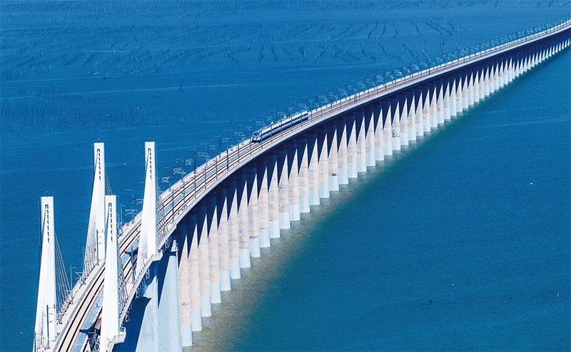 2023年9月28日，中國(guó)首條時(shí)速350公里跨海高鐵——福廈高鐵正式開通運(yùn)營(yíng)。圖為一列運(yùn)行試驗(yàn)車組駛過福廈高鐵湄洲灣跨海大橋（9月19日攝，無(wú)人機(jī)照片）。 新華社記者 魏培全/攝