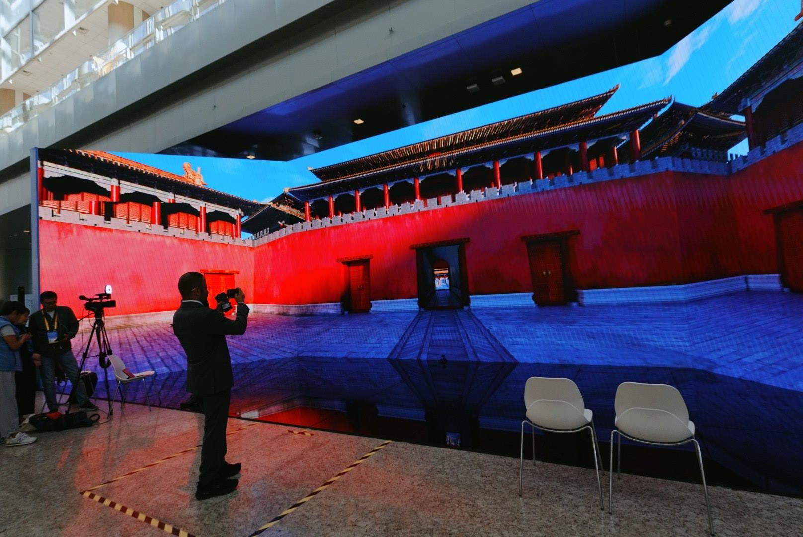 位于新聞中心的科技文化互動(dòng)展示區(qū)。人民網(wǎng)記者 許維娜攝