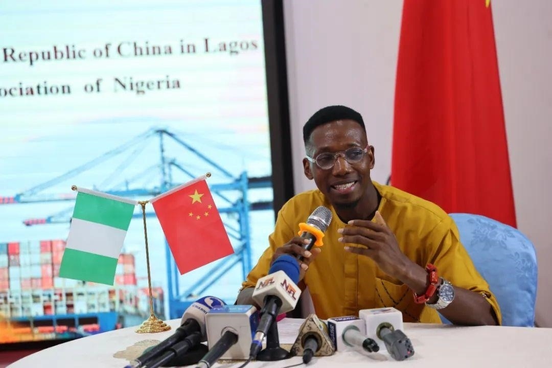 尼日利亞孔子學(xué)院留華同學(xué)會會長吳文仲分享經(jīng)驗(yàn)。駐拉各館總領(lǐng)館供圖