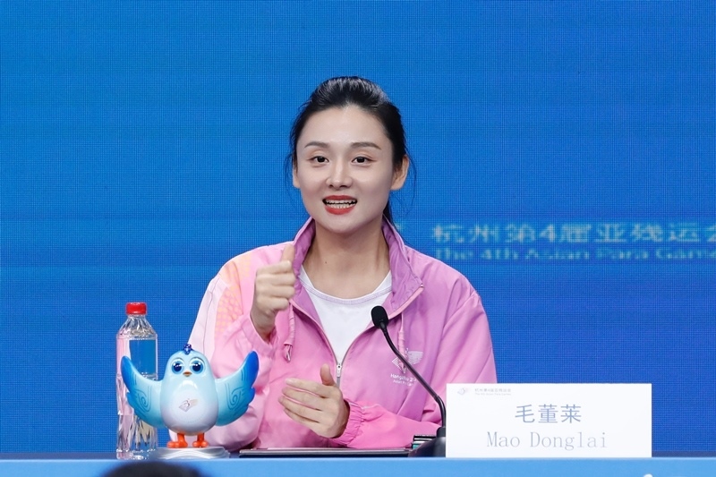 杭州市殘疾人綜合服務(wù)中心干事毛董萊介紹成為亞殘運(yùn)會(huì)火炬手的經(jīng)歷。杭州亞殘組委供圖