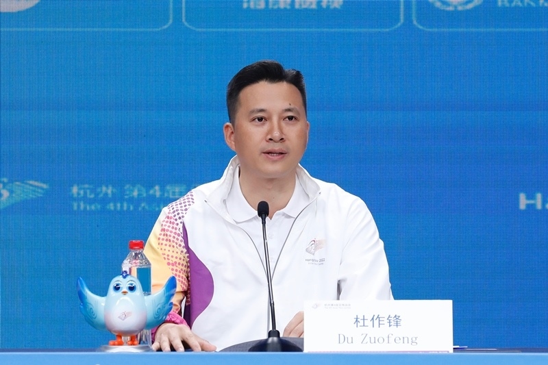 杭州亞殘運(yùn)會(huì)火炬?zhèn)鬟f指揮中心副指揮長(zhǎng)杜作鋒介紹火炬?zhèn)鬟f工作安排。杭州亞殘組委供圖