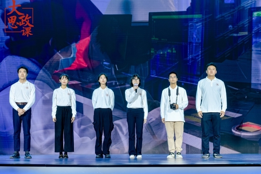 四川大學(xué)三星堆遺址考古隊(duì)隊(duì)長、考古文博學(xué)院教授黎海超和四川大學(xué)三星堆遺址考古隊(duì)隊(duì)員們