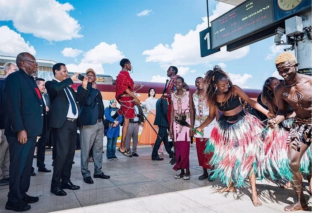 △2023年10月6日，多國(guó)駐肯使節(jié)在肯尼亞內(nèi)羅畢的蒙內(nèi)鐵路內(nèi)羅畢站觀看文藝演出。