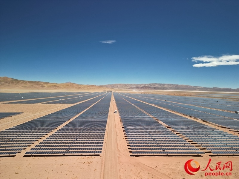高查瑞光伏電站次第排開的光伏板（局部）。人民網(wǎng)記者 張若涵攝