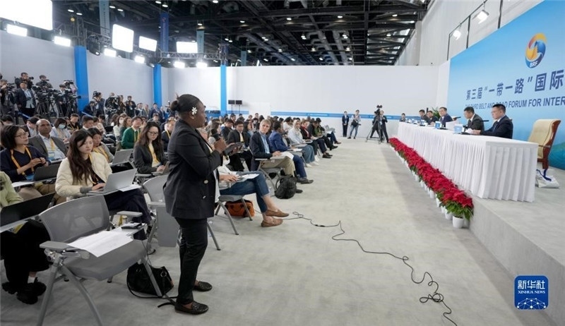 10月16日，第三屆“一帶一路”國際合作高峰論壇新聞中心在北京國家會議中心舉行首場吹風(fēng)會，邀請自然資源部國際合作司和相關(guān)單位負(fù)責(zé)人介紹有關(guān)情況，并回答記者提問。新華社記者 王毓國攝