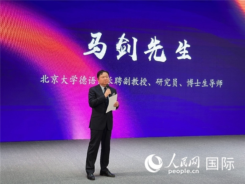 北京大學德語系長聘副教授馬劍點評學生表現(xiàn)。（攝影：張麗鷗）