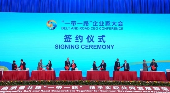 這是10月17日拍攝的簽約儀式現(xiàn)場(chǎng)。當(dāng)日，“一帶一路”企業(yè)家大會(huì)在北京召開。（新華社記者王毓國(guó)攝）