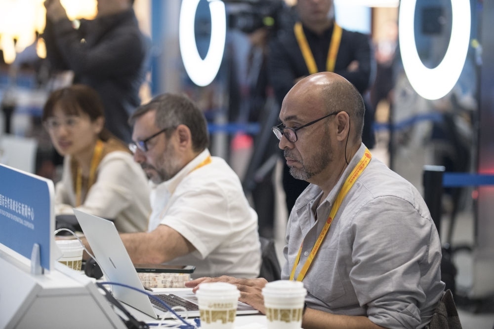 記者在“一帶一路”國(guó)際合作高峰論壇新聞中心工作（2023年10月17日攝）。