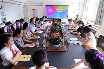 圖⑤：法治宣講結(jié)束后，重慶五中院組織召開座談會，聽取人大代表和朵力小學(xué)教師、家長代表對法院未成年人保護(hù)工作的意見建議。