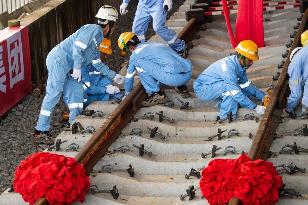 3月31日，在印度尼西亞雅加達(dá)雅萬(wàn)高鐵哈利姆車(chē)站，工人鋪設(shè)雅萬(wàn)高鐵全線最后一根鋼軌。