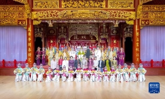  10月18日上午，國家主席習(xí)近平夫人彭麗媛邀請出席第三屆“一帶一路”國際合作高峰論壇的外方領(lǐng)導(dǎo)人夫人參觀中國工藝美術(shù)館（中國非物質(zhì)文化遺產(chǎn)館）。這是彭麗媛同外方領(lǐng)導(dǎo)人夫人與文藝演出演職人員合影。新華社記者 丁林 攝