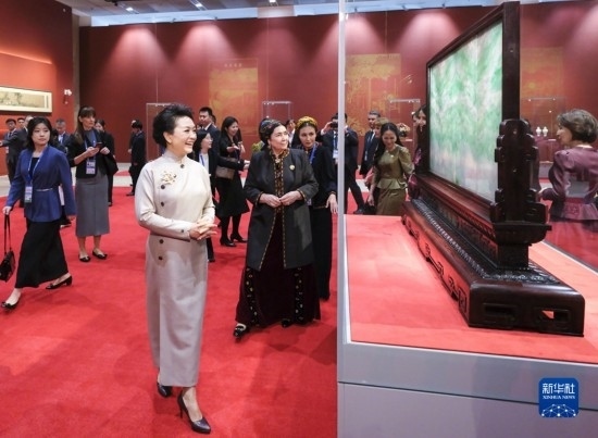 10月18日上午，國家主席習(xí)近平夫人彭麗媛邀請出席第三屆“一帶一路”國際合作高峰論壇的外方領(lǐng)導(dǎo)人夫人參觀中國工藝美術(shù)館（中國非物質(zhì)文化遺產(chǎn)館）。這是彭麗媛同外方領(lǐng)導(dǎo)人夫人參觀展品。新華社記者 丁林 攝