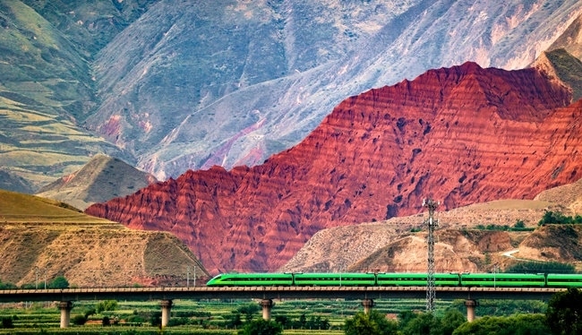 穿越丹霞地貌的火車。蘭州局集團(tuán)公司融媒體中心供圖