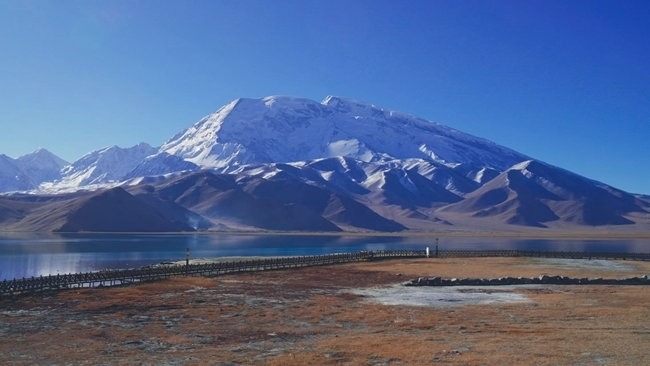 喀拉庫(kù)勒湖。中國(guó)鐵路烏魯木齊局集團(tuán)有限公司供圖