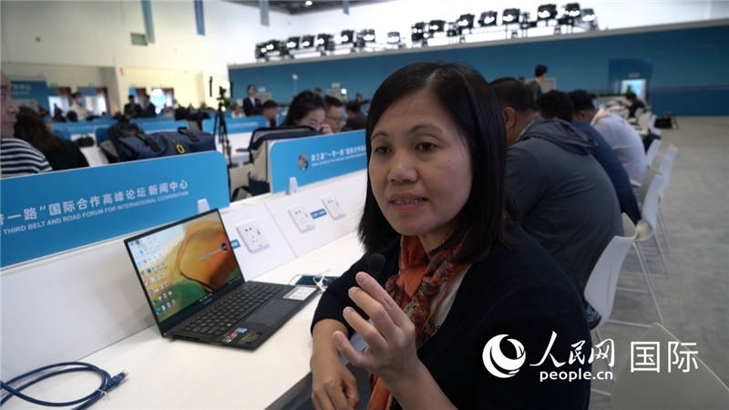 越南之聲廣播電臺記者胡鴻行（音譯，H? H?ng H?nh）與記者交談。人民網(wǎng) 楊春燕攝