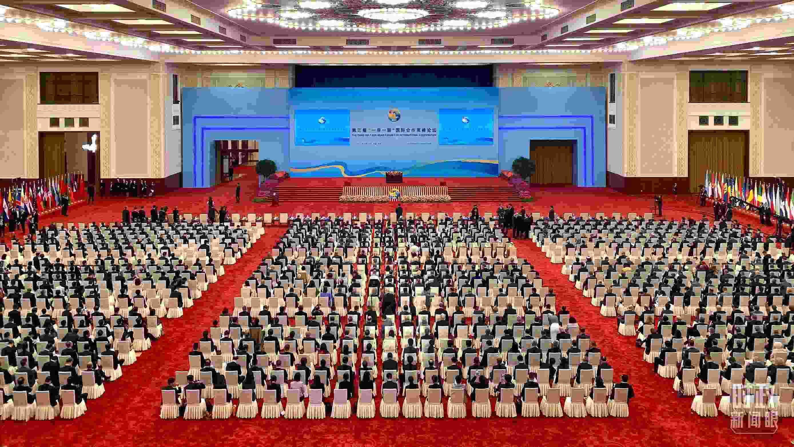 △人民大會堂宴會廳。這是開幕式之前的現(xiàn)場。（總臺央視記者李增仁拍攝）