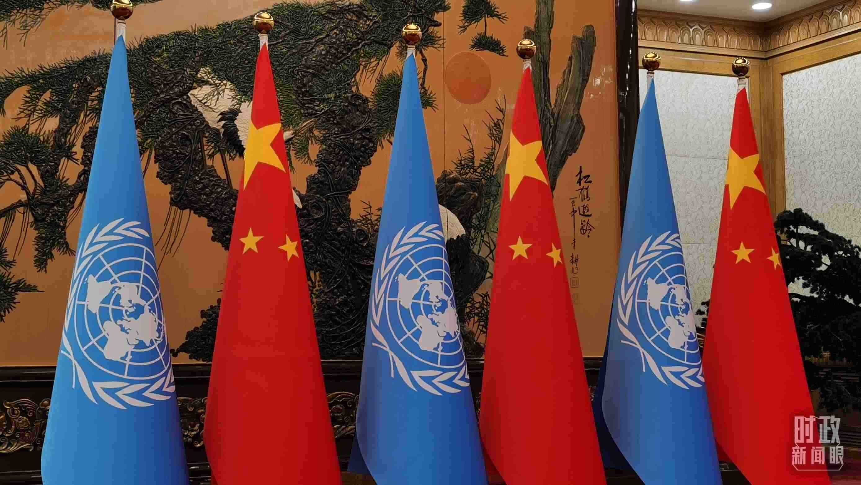 △會見現(xiàn)場的中國國旗和聯(lián)合國旗。（總臺央視記者郭鴻拍攝）