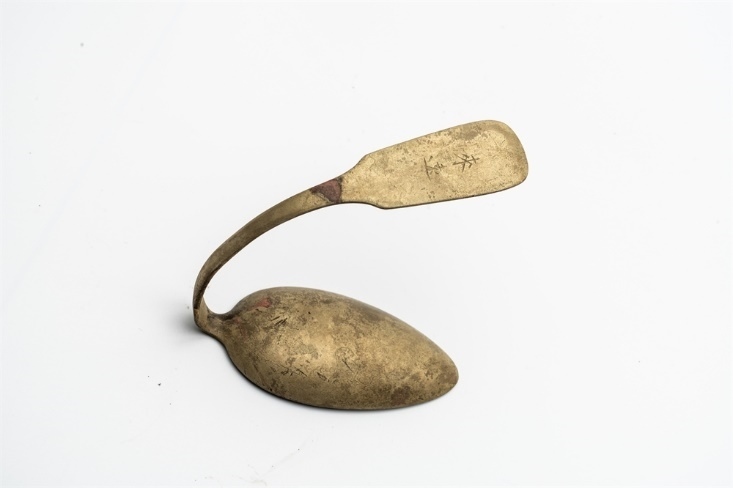 鏨刻“來(lái)遠(yuǎn)”的湯勺。國(guó)家文物局供圖