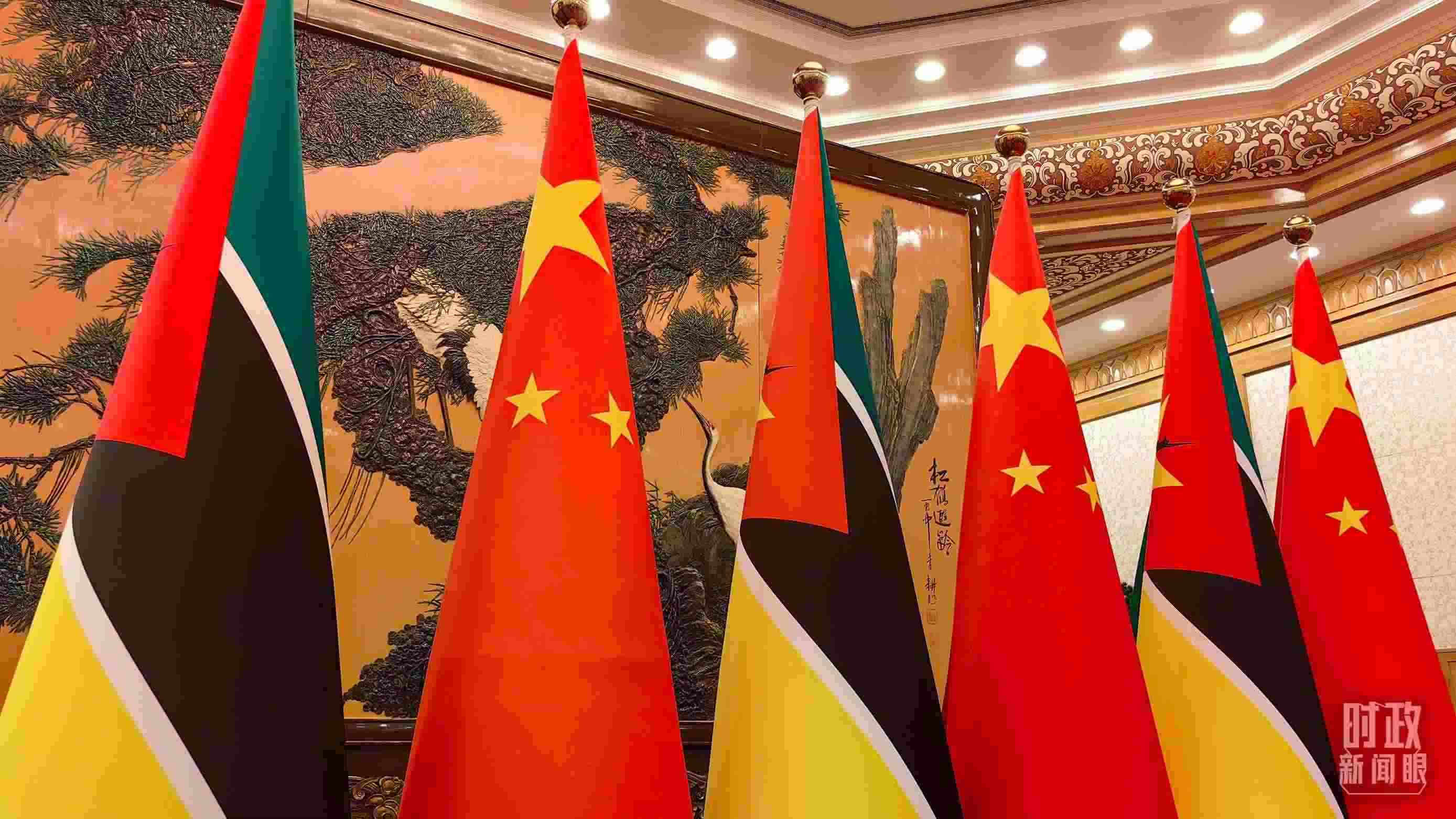 △會見現(xiàn)場，中國、莫桑比克兩國國旗。（總臺央廣記者潘毅拍攝）