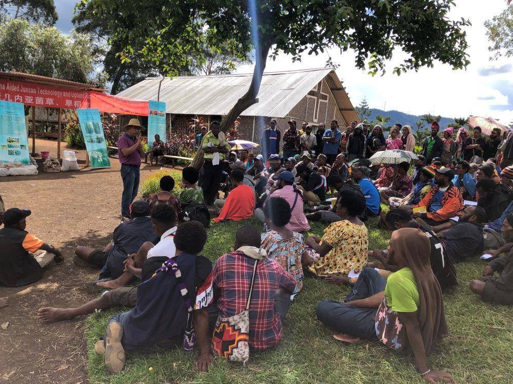 △2020年12月15日，中國專家在巴布亞新幾內(nèi)亞東高地省中國援助巴新菌草和旱稻技術(shù)項目第9期培訓班上授課。