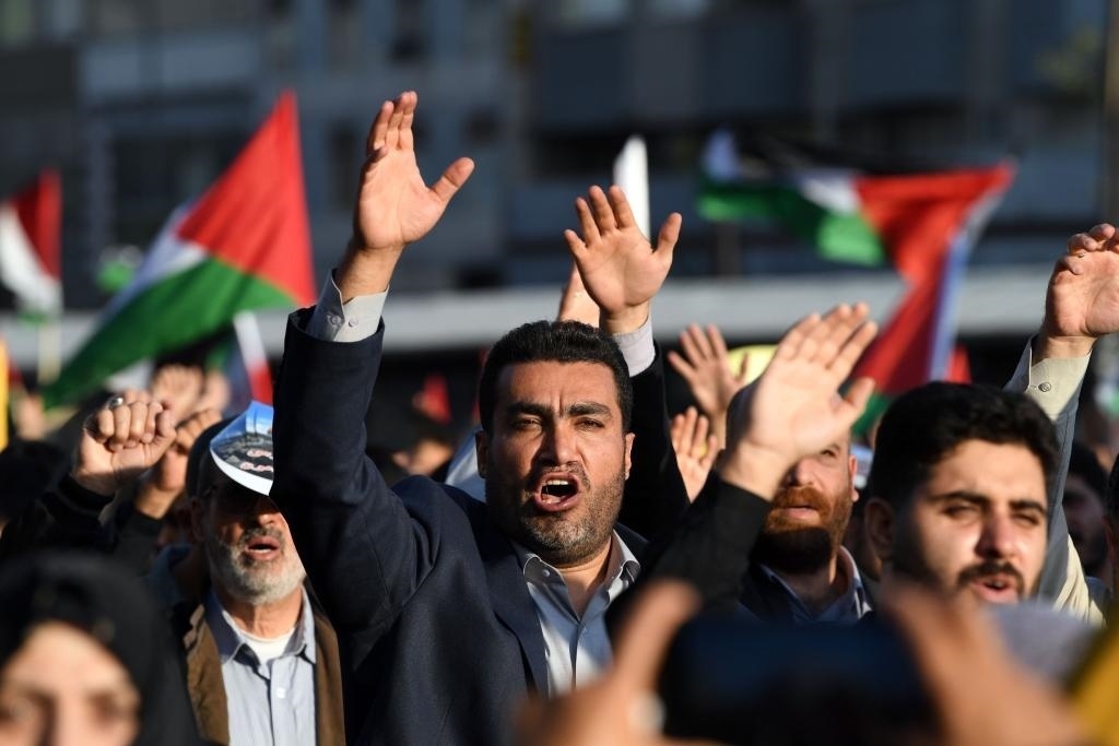 10月18日，人們在伊朗德黑蘭舉行集會。當(dāng)日，突尼斯、土耳其、伊朗等多國民眾舉行集會，表達(dá)對巴勒斯坦人民的支持，并譴責(zé)針對加沙城醫(yī)院的襲擊。新華社記者 沙達(dá)提 攝