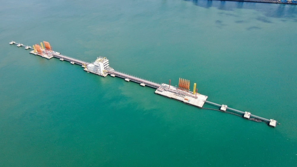 這是肯尼亞蒙巴薩油碼頭（2023年9月20日攝，無人機(jī)照片）。新華社發(fā)（中國交通建設(shè)股份有限公司肯尼亞蒙巴薩新建油碼頭項(xiàng)目部供圖）