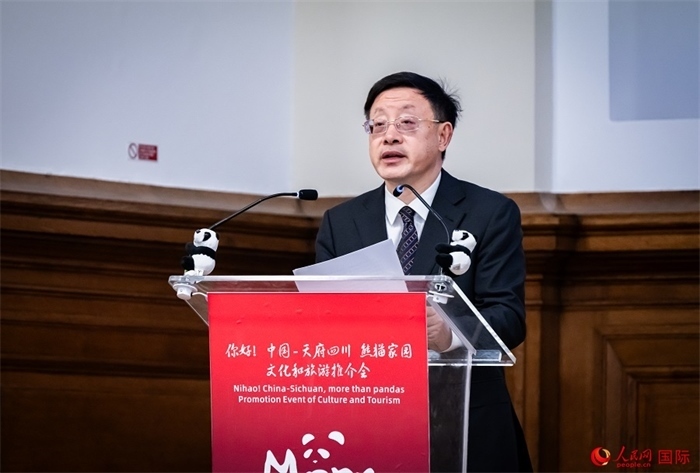 四川省文化和旅游廳廳長戴允康作文化旅游推介。人民網(wǎng) 郭錦標(biāo)攝