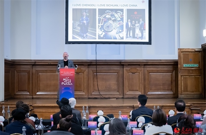 英國群英創(chuàng)意全球首席執(zhí)行官杰米·撒杰特在現(xiàn)場發(fā)言，分享如何進(jìn)一步提升四川旅游的國際影響力、吸引更多的英國游客。人民網(wǎng) 郭錦標(biāo)攝