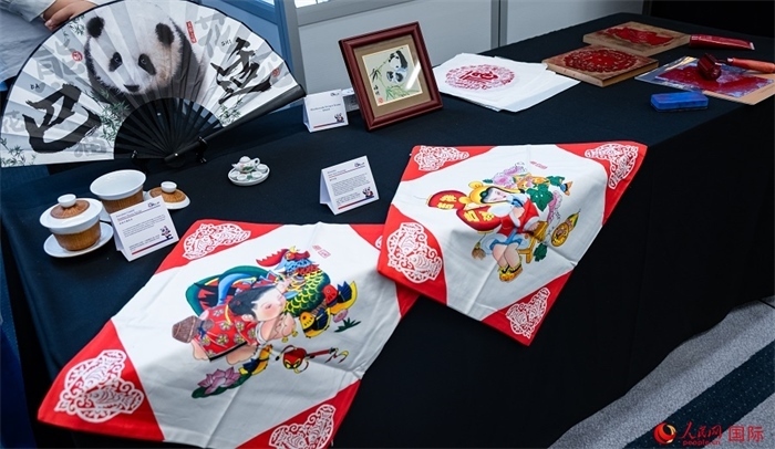 活動現(xiàn)場的現(xiàn)場文創(chuàng)展、互動體驗區(qū)、非遺區(qū)展示。人民網(wǎng) 郭錦標(biāo)攝