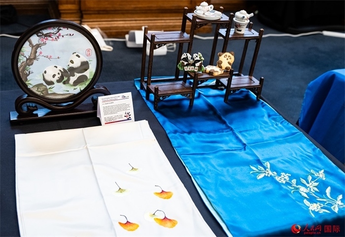 活動現(xiàn)場的現(xiàn)場文創(chuàng)展、互動體驗區(qū)、非遺區(qū)展示。人民網(wǎng) 郭錦標(biāo)攝